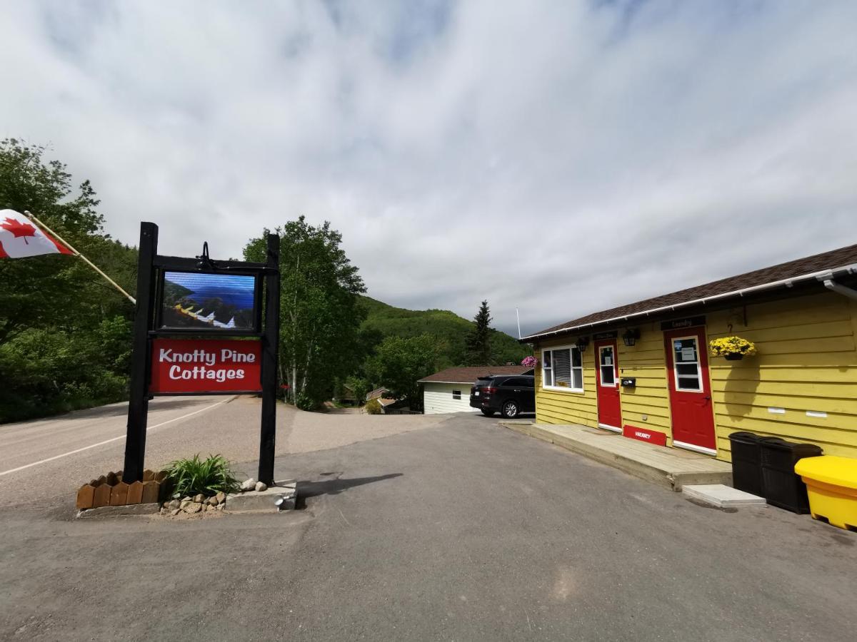 Knotty Pine Cottages, Suites & Motel Rooms Ingonish Exterior foto